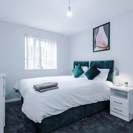 Apartment Stylish 4bed Home, Sleeps 7, Free Parking, Wi-fi, Balcony, Smart Tvs, Great Transport Links, Long Term Disc