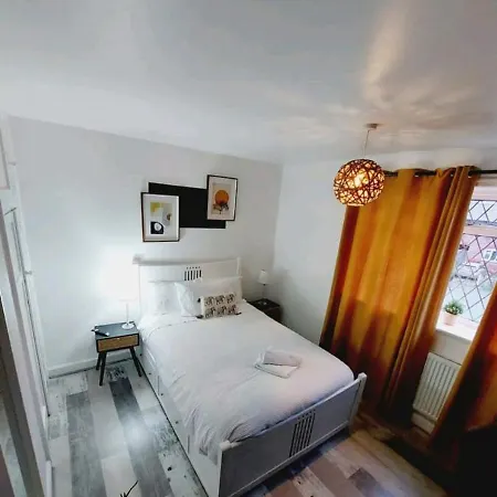 Cozy 3 Bedroom Close To Town شقة