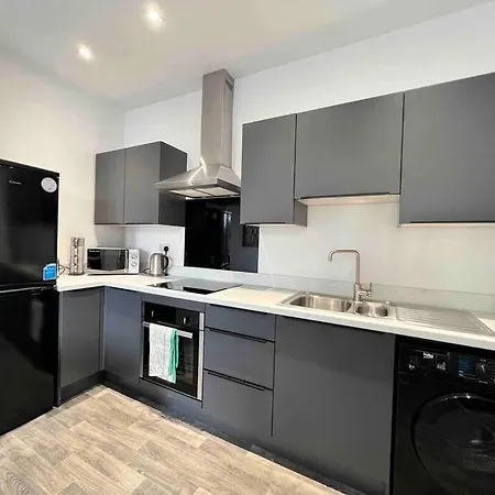Free Parking - Cosy 2-br Flat Near Salford Royal