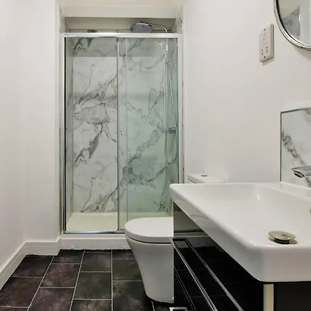 Free Parking - Modern 2-br Flat Close To Salford Royal *