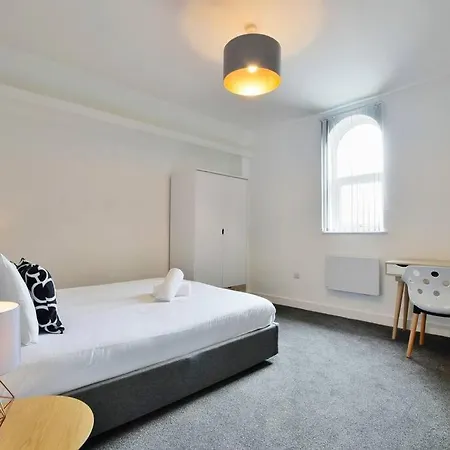 Free Parking - Modern 2-br Flat Close To Salford Royal