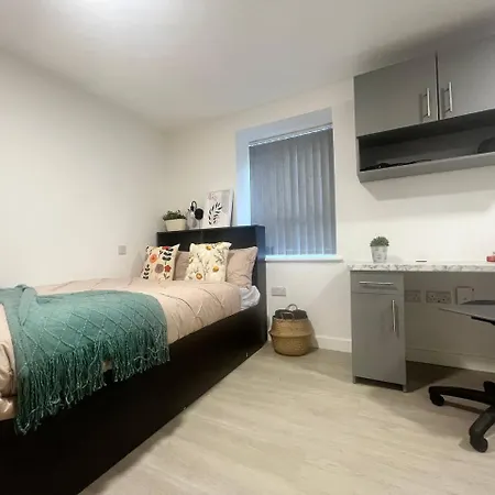 Stretford's Best: Cosy Studio Retreat *