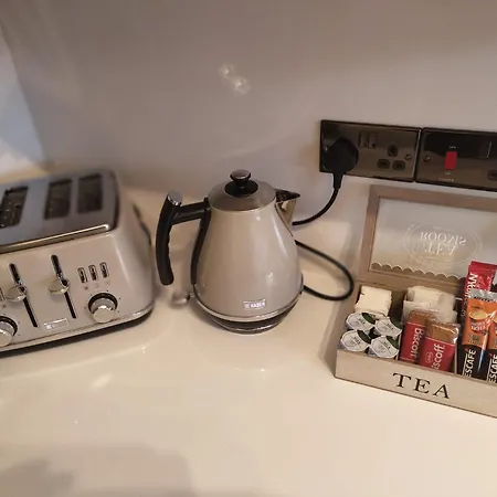 New 2 Bedroom In - Stretford - Old Trafford Close To Football-cricket Ground & Centre Apartment *