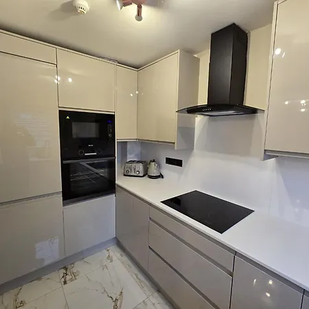 New 2 Bedroom In - Stretford - Old Trafford Close To Football-cricket Ground & Centre Apartment *