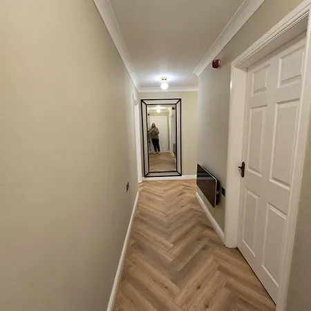 Apartment New 2 Bedroom In - Stretford - Old Trafford Close To Football-cricket Ground & Centre *