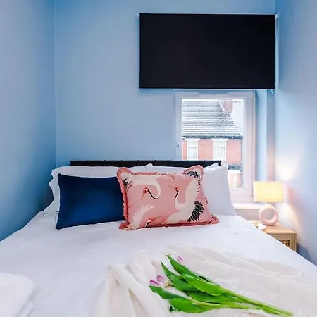5 Bed Salford Sanctuary Retreat * Manchester