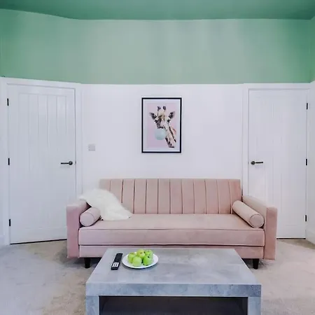 بيت للعطل 5 Bed Salford Sanctuary Retreat