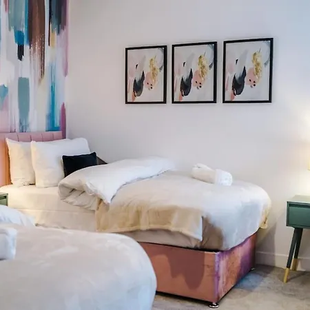5 Bed Salford Sanctuary Retreat بيت للعطل