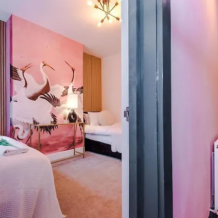 5 Bed Salford Sanctuary Retreat مانشستر