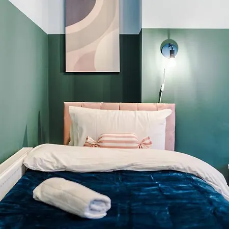 5 Bed Salford Sanctuary Retreat بيت للعطل