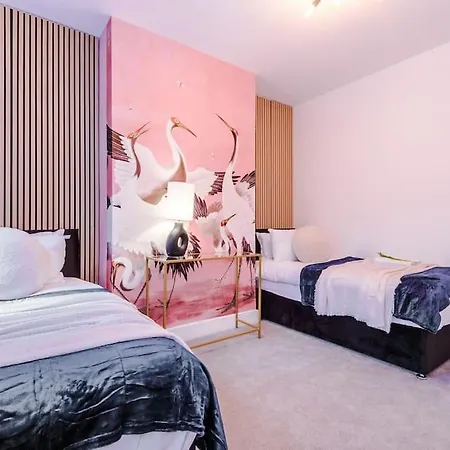 بيت للعطل 5 Bed Salford Sanctuary Retreat *