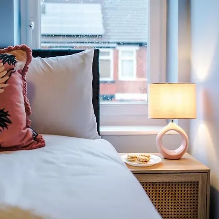 بيت للعطل 5 Bed Salford Sanctuary Retreat