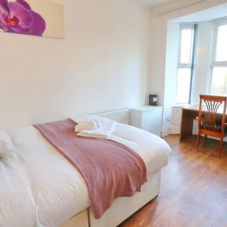 3x Parking Opposite Park Walk To Salford Uni Pass The Keys マンチェスター