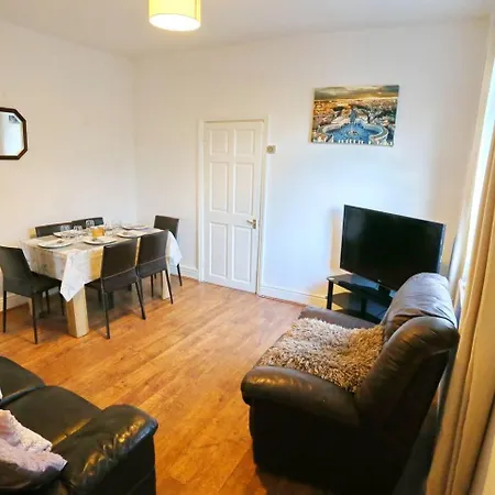3x Parking Opposite Park Walk To Salford Uni Pass The Keys マンチェスター
