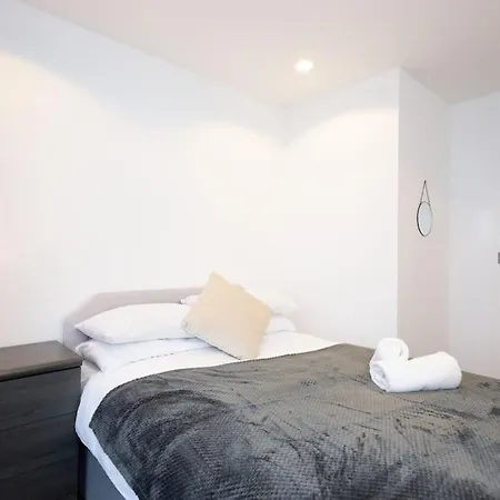 Media Apartment, Sleeps 6, Balcony With Amazing Views, Free Wi-fi, Great Transport Links *