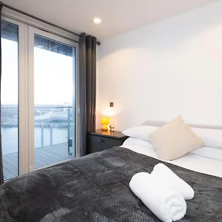 Media Apartment, Sleeps 6, Balcony With Amazing Views, Free Wi-fi, Great Transport Links Manchester