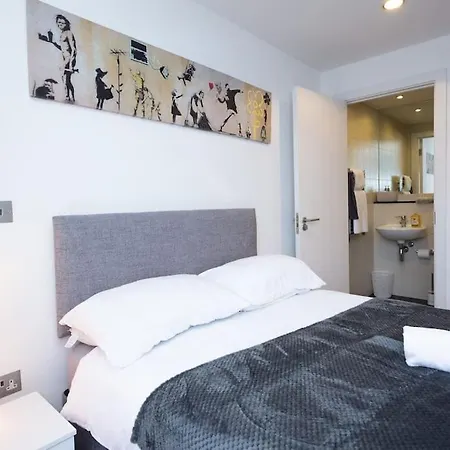 Media Apartment, Sleeps 6, Balcony With Amazing Views, Free Wi-fi, Great Transport Links