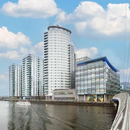Media Apartment, Sleeps 6, Balcony With Amazing Views, Free Wi-fi, Great Transport Links * Manchester
