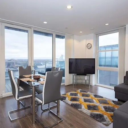 Media Apartment, Sleeps 6, Balcony With Amazing Views, Free Wi-fi, Great Transport Links *