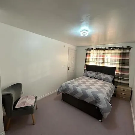 Spacious & Lovely 4 Bedroom In 펜션