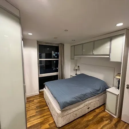 Spacious 2 Bedroom Flat Stunning Waterside View דירה