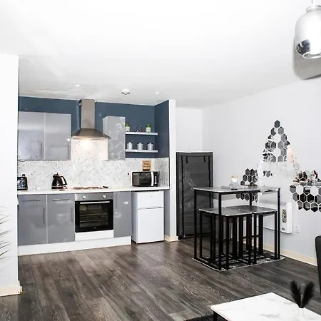 Stylish Two-bedroom Salford Quays *