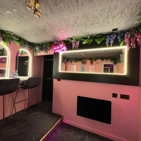 公寓 Manchester's Only Themed Slumber Party For 8 With Makeup