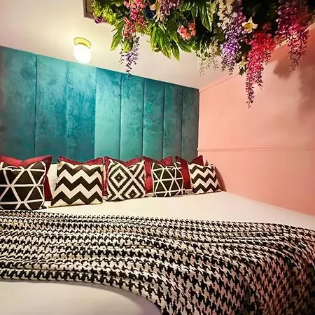 Manchester's Only Themed Slumber Party For 8 With Makeup アパート *