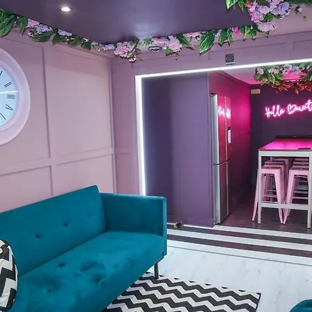 Manchester's Only Themed Slumber Party For 8 With Makeup アパート