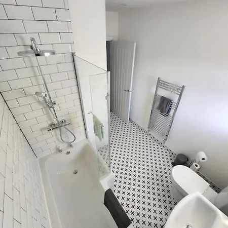 Newly Renovated 5 Bed + 5 Bath! *