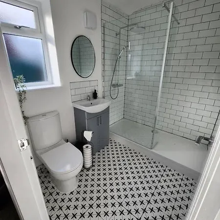 Newly Renovated 5 Bed + 5 Bath! Hébergement de vacances Manchester
