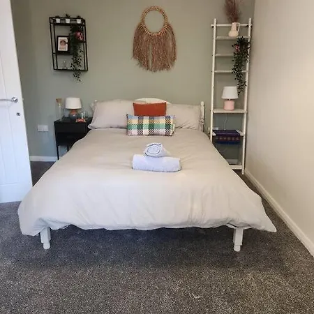 Newly Renovated 5 Bed + 5 Bath! Hébergement de vacances Manchester