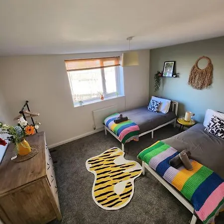 Newly Renovated 5 Bed + 5 Bath! *
