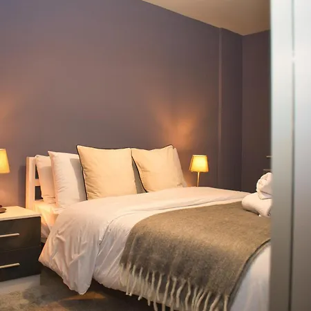 Spacious 2bdr By Torr Group Short Lets & Serviced With Free Underground Allocated Parking Daire