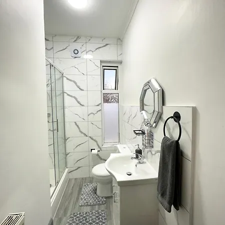 Semesterbostad 3 Bedroom Fully Equipped House With Garden Manchester