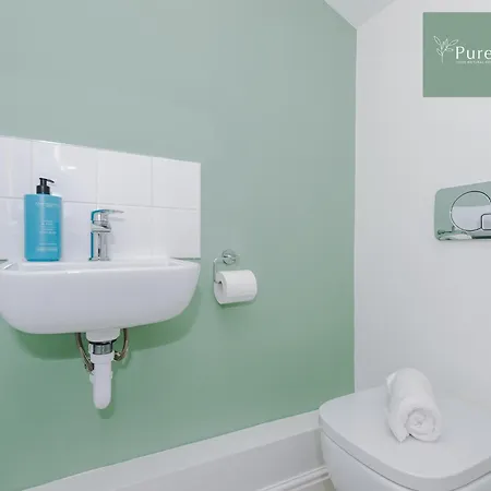 Modern 5 Bedroom House In By Purestay - Short With Service & Free Parking Feriehus