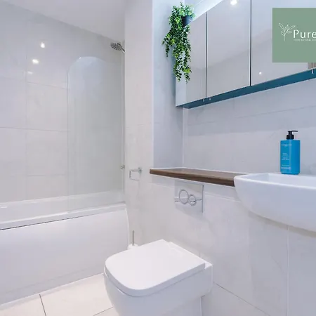 Modern 5 Bedroom House In By Purestay - Short With Service & Free Parking Feriehus