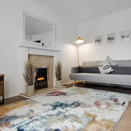 Сasa de vacaciones New Build House Near Trafford Centre With Drive *
