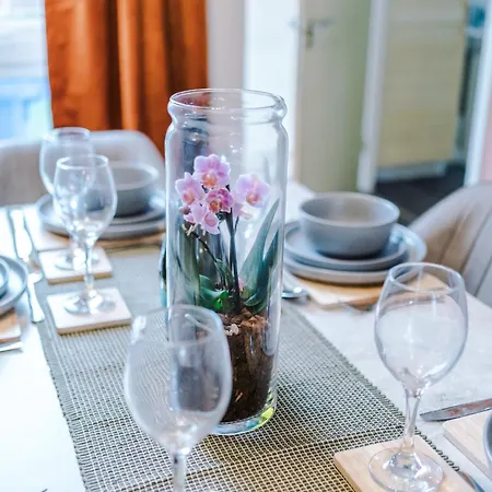 Beautiful House Near Etihad With Free Wifi & Parking- Sleeps 6 By Purestay 펜션