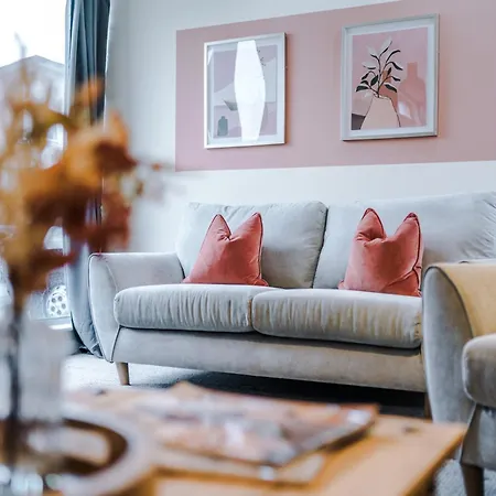 Beautiful House Near Etihad With Free Wifi & Parking- Sleeps 6 By Purestay 펜션 *