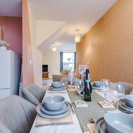 Beautiful House Near Etihad With Free Wifi & Parking- Sleeps 6 By Purestay 맨체스터