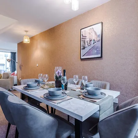 펜션 Beautiful House Near Etihad With Free Wifi & Parking- Sleeps 6 By Purestay *