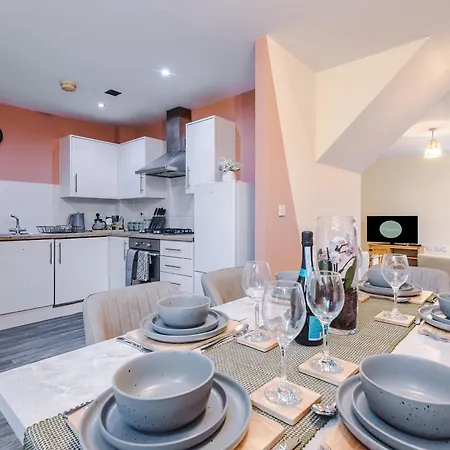 Beautiful House Near Etihad With Free Wifi & Parking- Sleeps 6 By Purestay