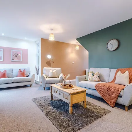 Beautiful House Near Etihad With Free Wifi & Parking- Sleeps 6 By Purestay *