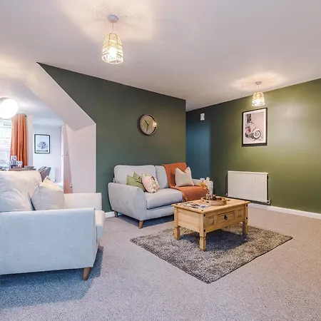 Beautiful House Near Etihad With Free Wifi & Parking- Sleeps 6 By Purestay