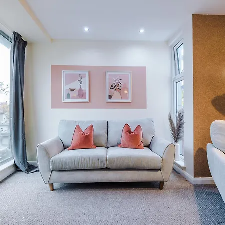 Beautiful House Near Etihad With Free Wifi & Parking- Sleeps 6 By Purestay 펜션 *