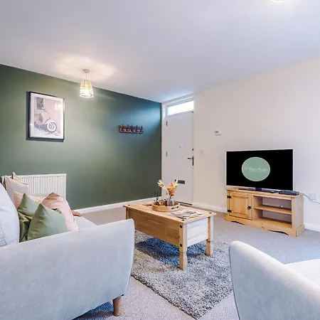 Beautiful House Near Etihad With Free Wifi & Parking- Sleeps 6 By Purestay *