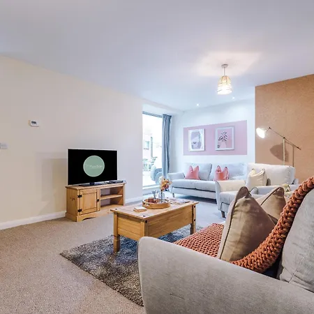 Beautiful House Near Etihad With Free Wifi & Parking- Sleeps 6 By Purestay 펜션