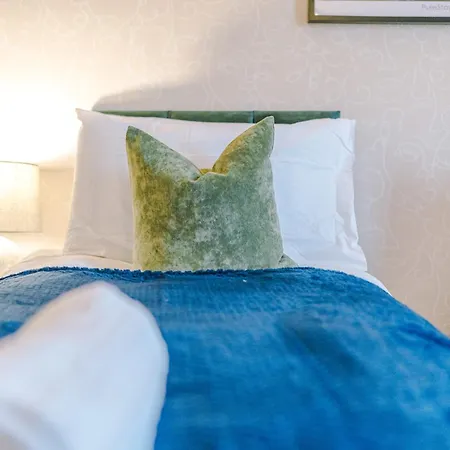Beautiful House Near Etihad With Free Wifi & Parking- Sleeps 6 By Purestay 펜션