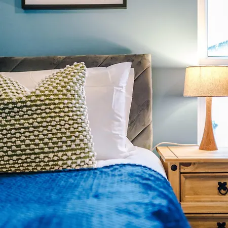 Beautiful House Near Etihad With Free Wifi & Parking- Sleeps 6 By Purestay